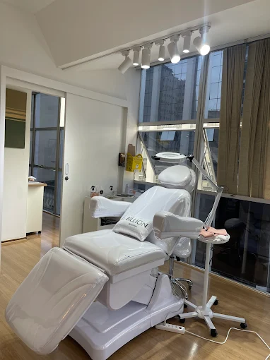 Sala de procedimentos com maca estética e iluminação natural